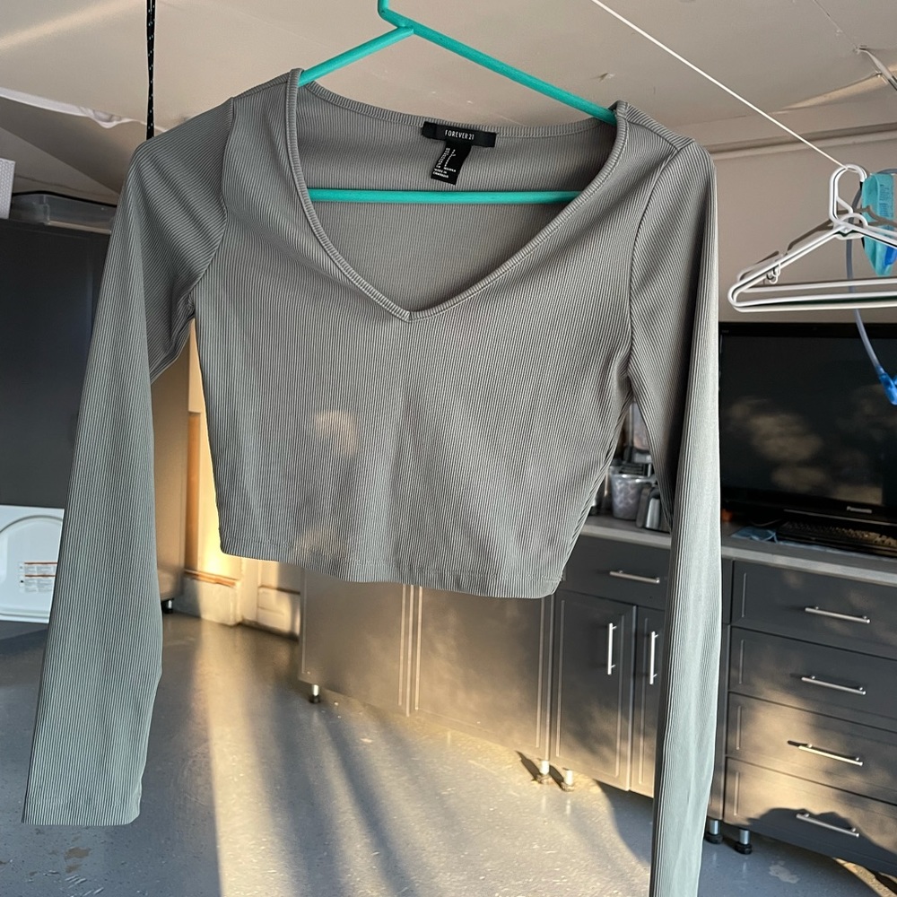 Green long sleeved crop top